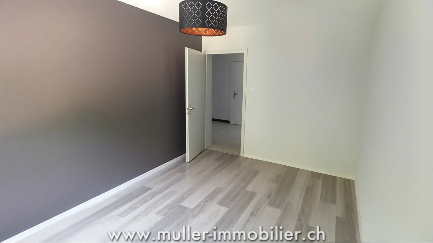 Renovierte 3,5-Zimmer-Wohnung mit Balkon in Monthey - Foto 4 von 12