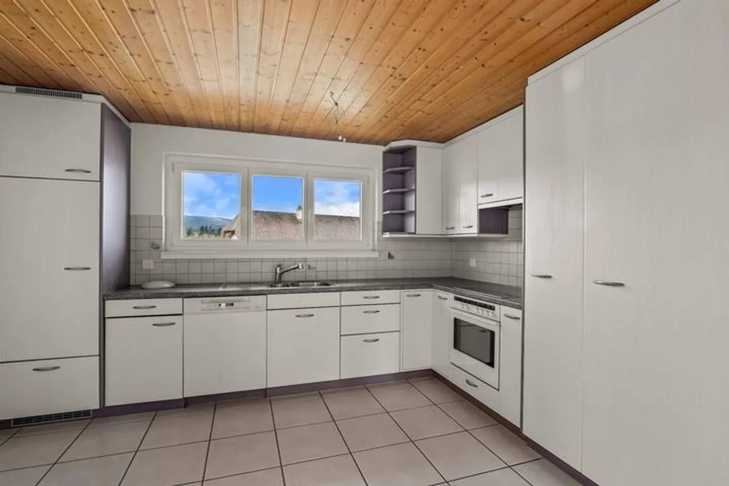 Charming and Well-Maintained: Affordable Condominium - Photo 4 of 8