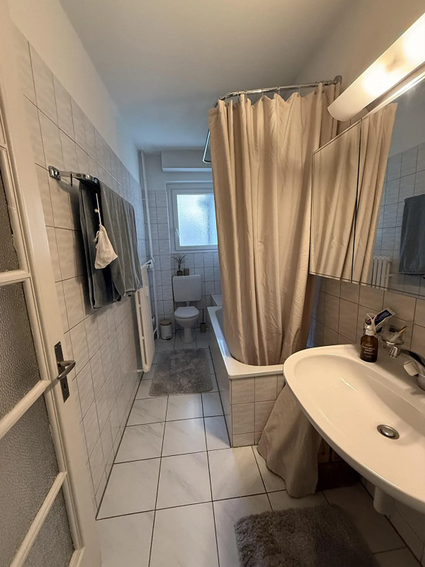 Luminoso appartamento d'epoca di 2,5 stanze con 2 balconi - Foto 5 di 7