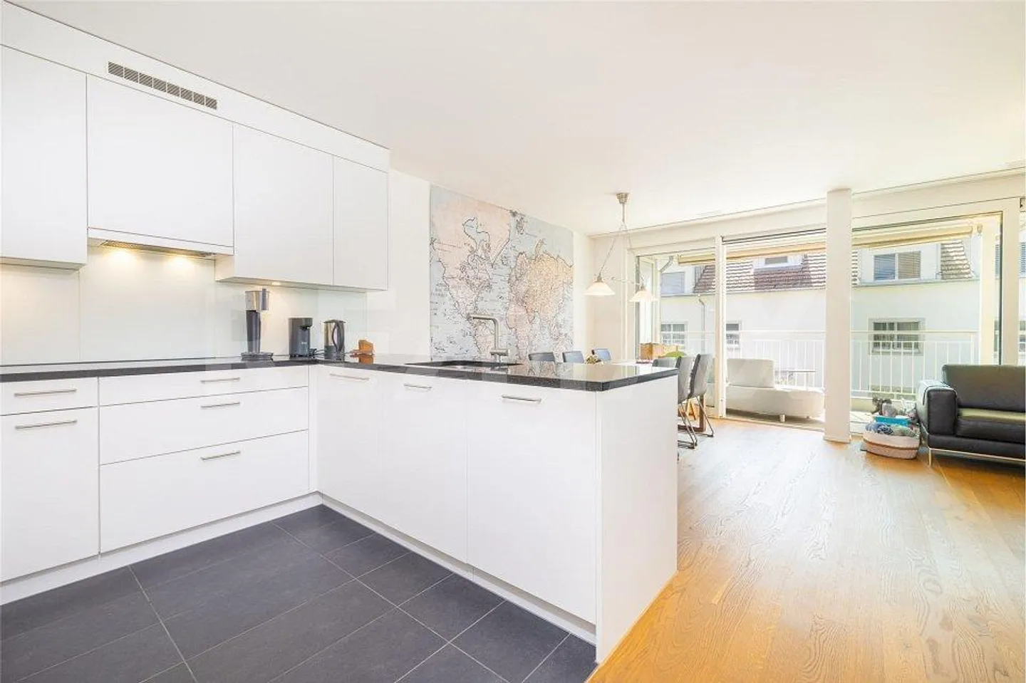 Luminoso appartamento di 4,5 stanze con balcone soleggiato - Foto 3 di 13