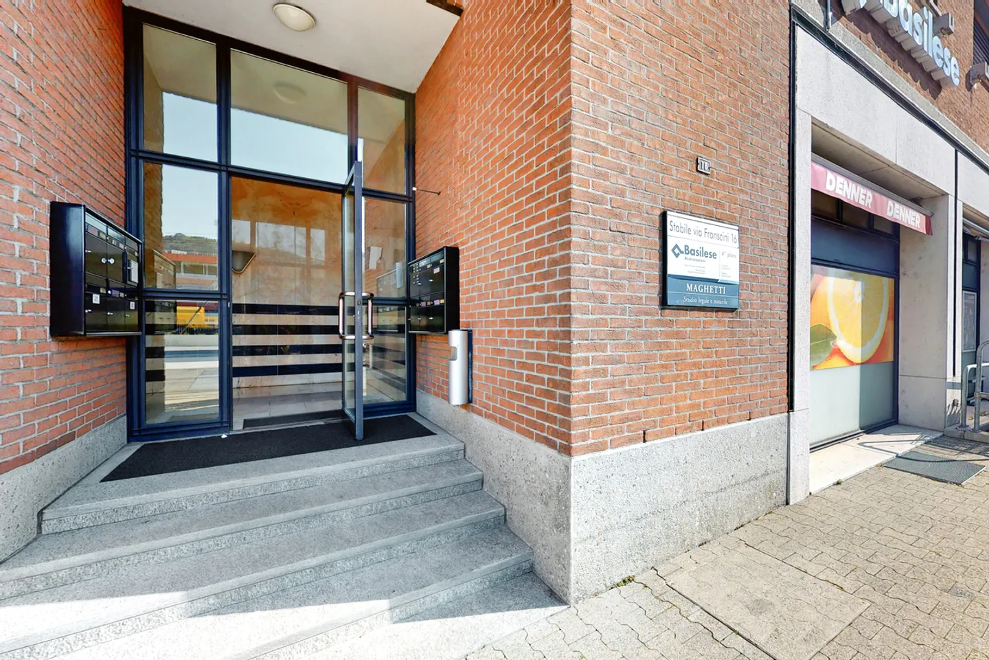 Entrepôt compact et fonctionnel de 15 m2 à louer à Mendrisio - Photo 1 sur 1