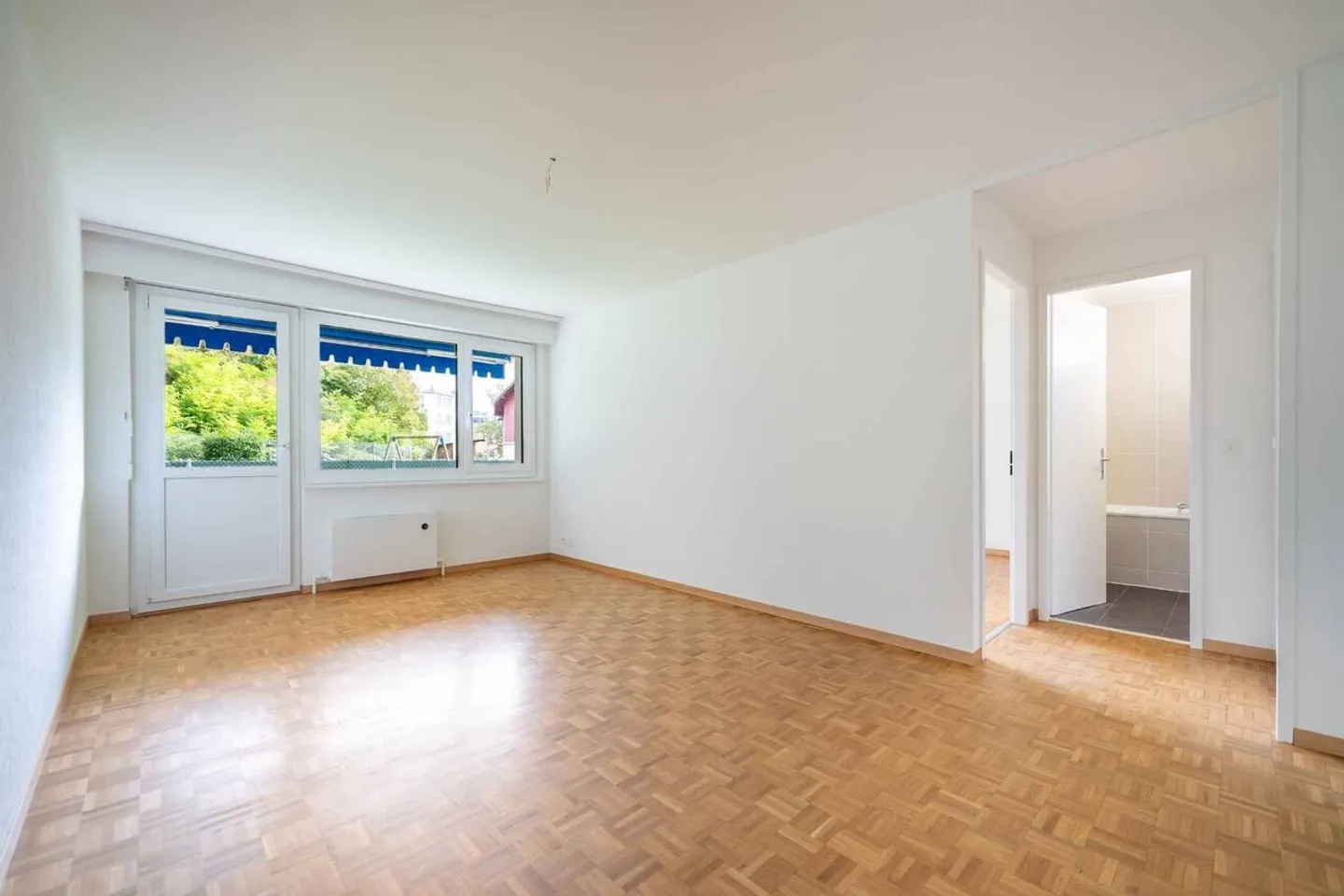 2.5-room apartment with garden in the city center - Photo 3 of 7
