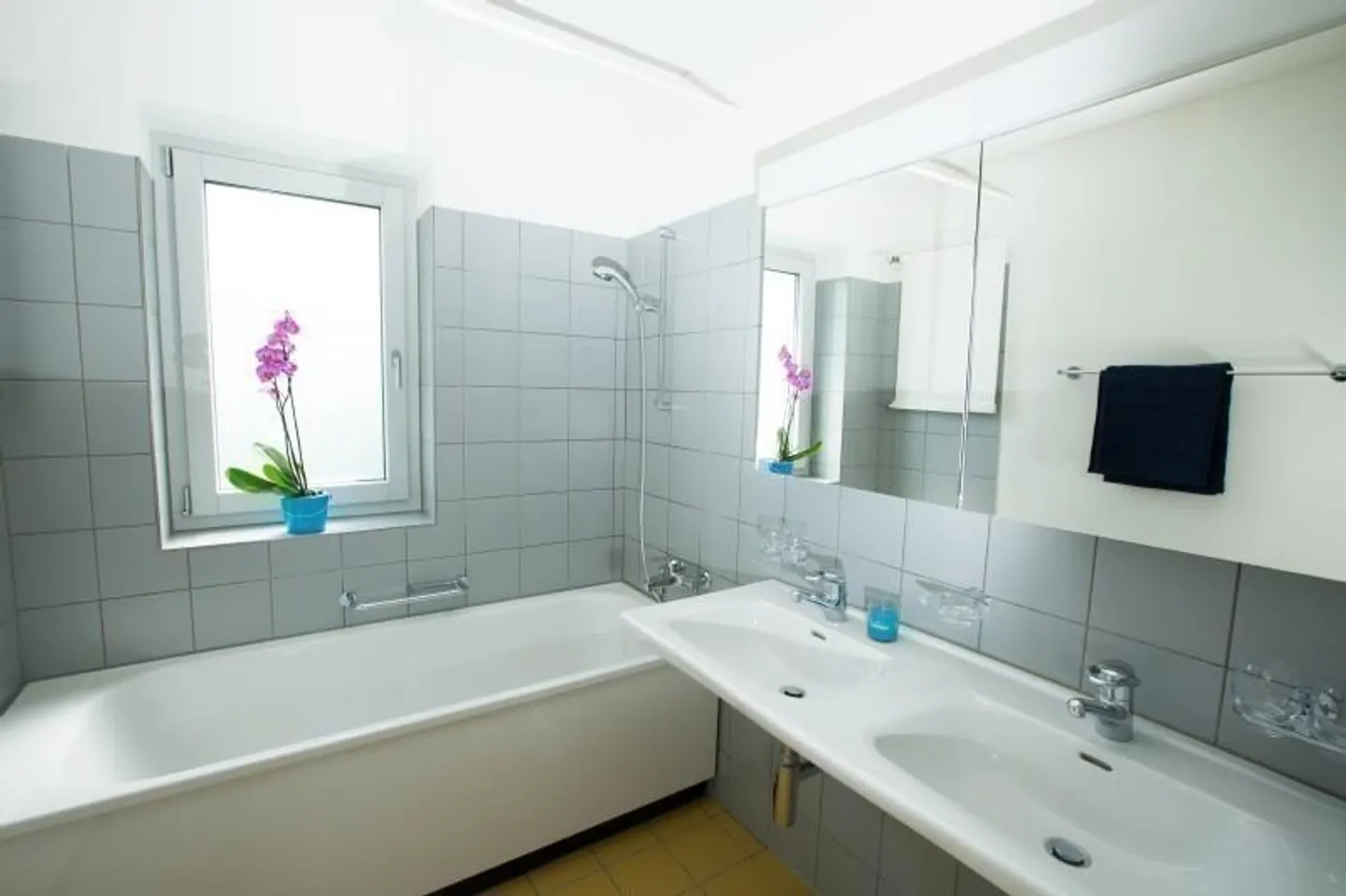 Bellissimo appartamento spazioso con 3 camere - Foto 3 di 7