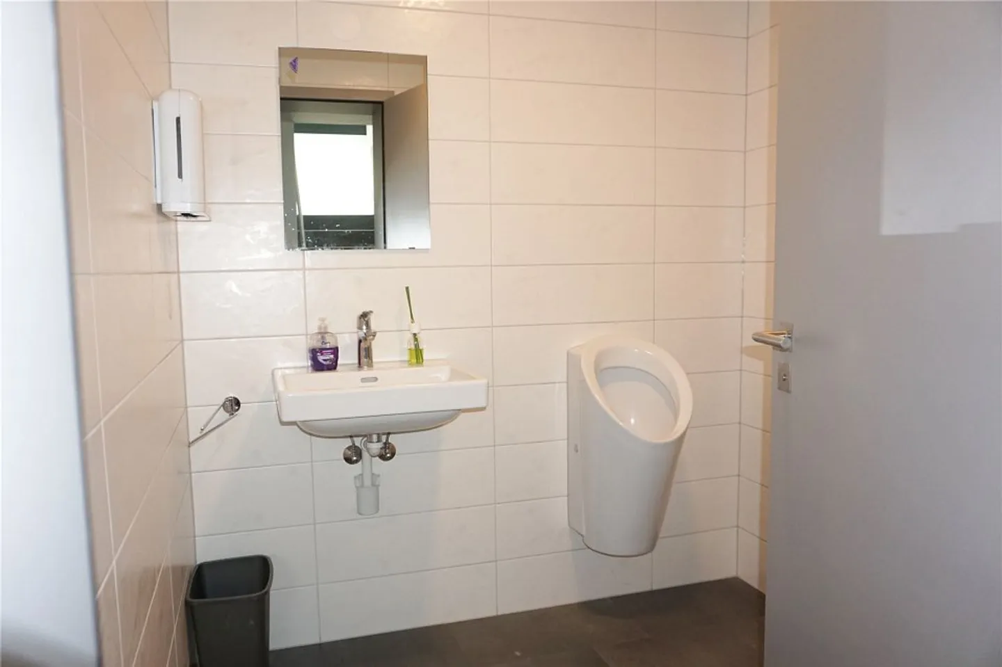 Office space for rent - Photo 3 of 7