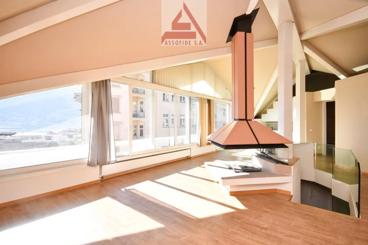 Bâtiment commercial - résidentiel - Photo 3 sur 8