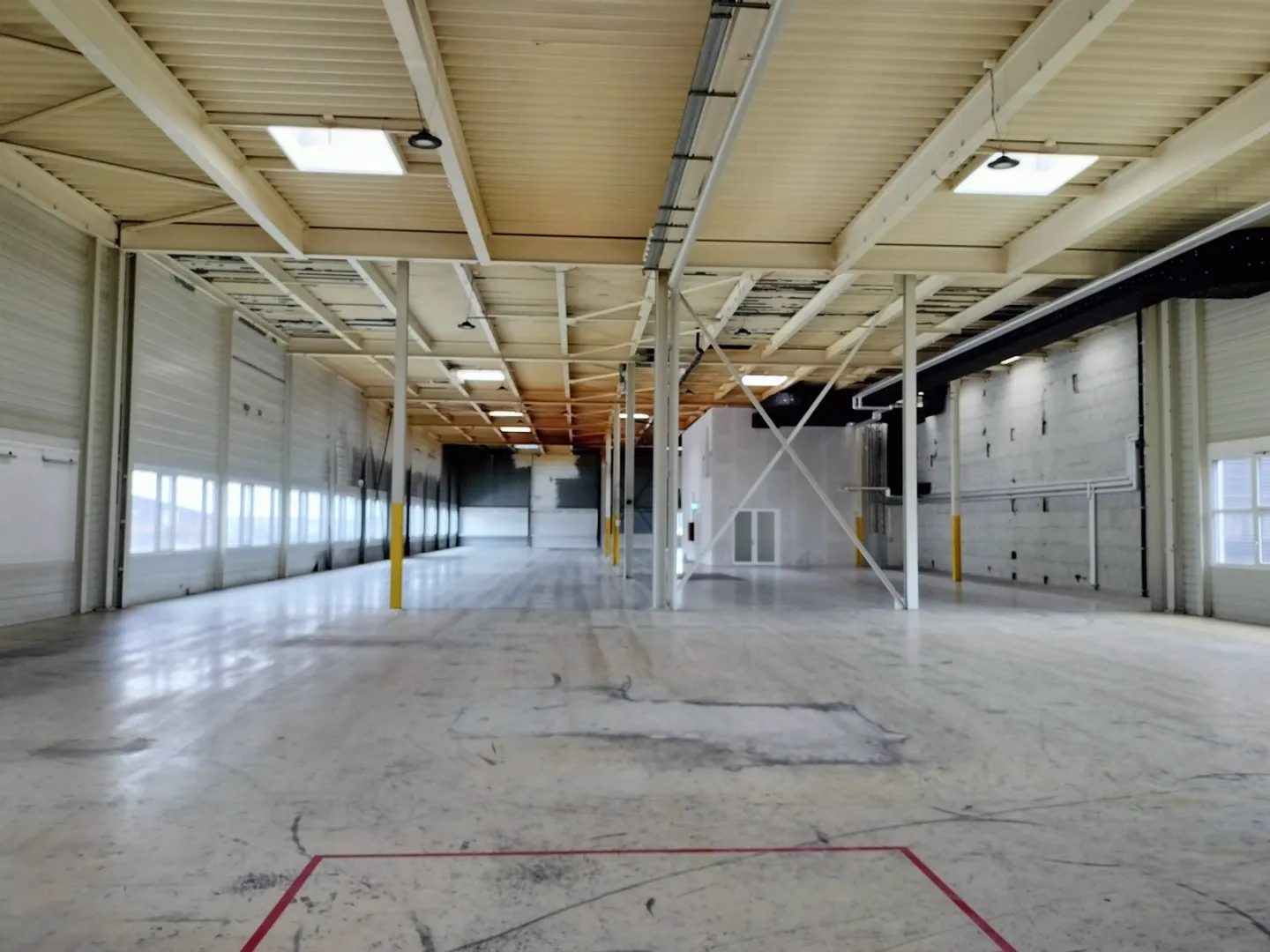 Espace de stockage / Surface commerciale - Photo 1 sur 7