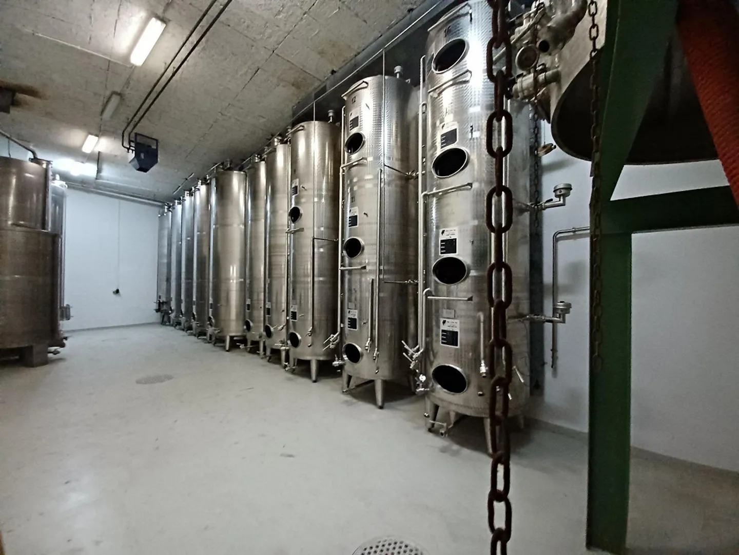 Dépôt | Cave à vin | Local de stockage équipé - Photo 4 sur 13