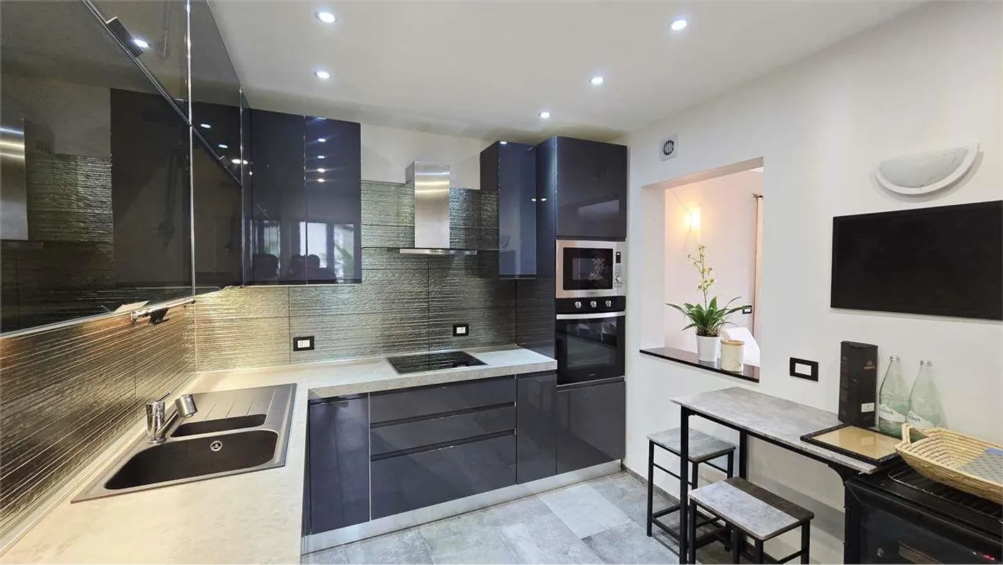 Modern Semi-Detached House with 2 Apartments - Photo 4 of 13