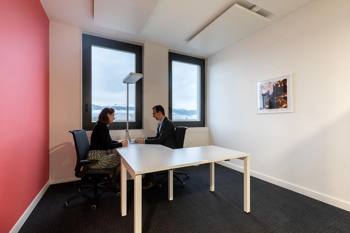 Espace de bureau ouvert pour 10 personnes à Regus Airport - Photo 1 sur 8