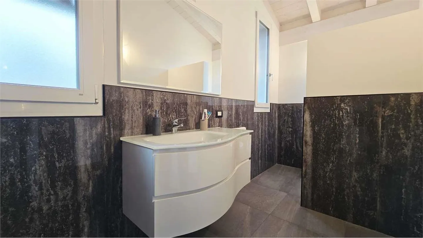 Modern Semi-Detached House with 2 Apartments - Photo 10 of 13