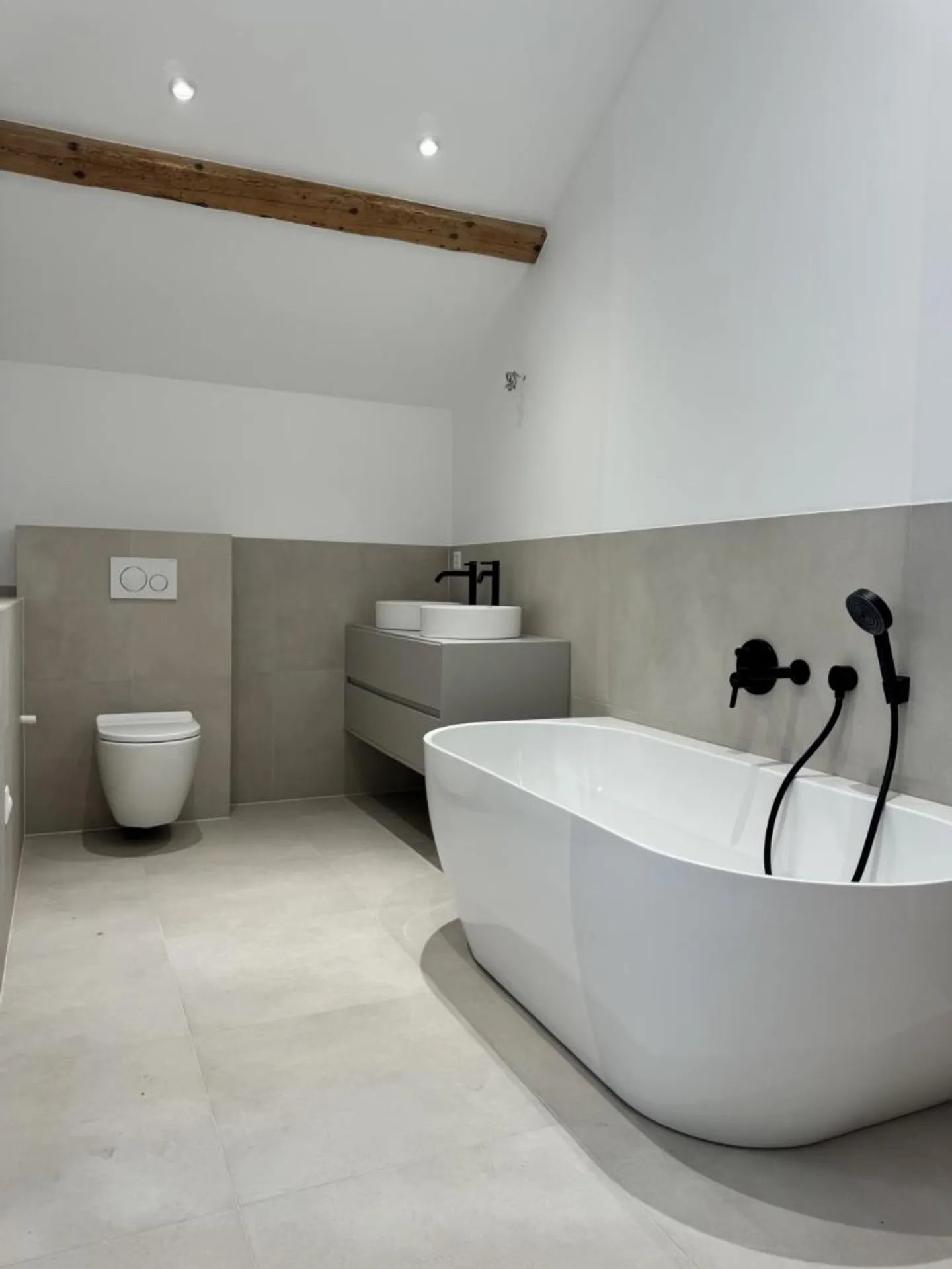 Appartement triplex entièrement rénové à vendre - Photo 1 sur 11