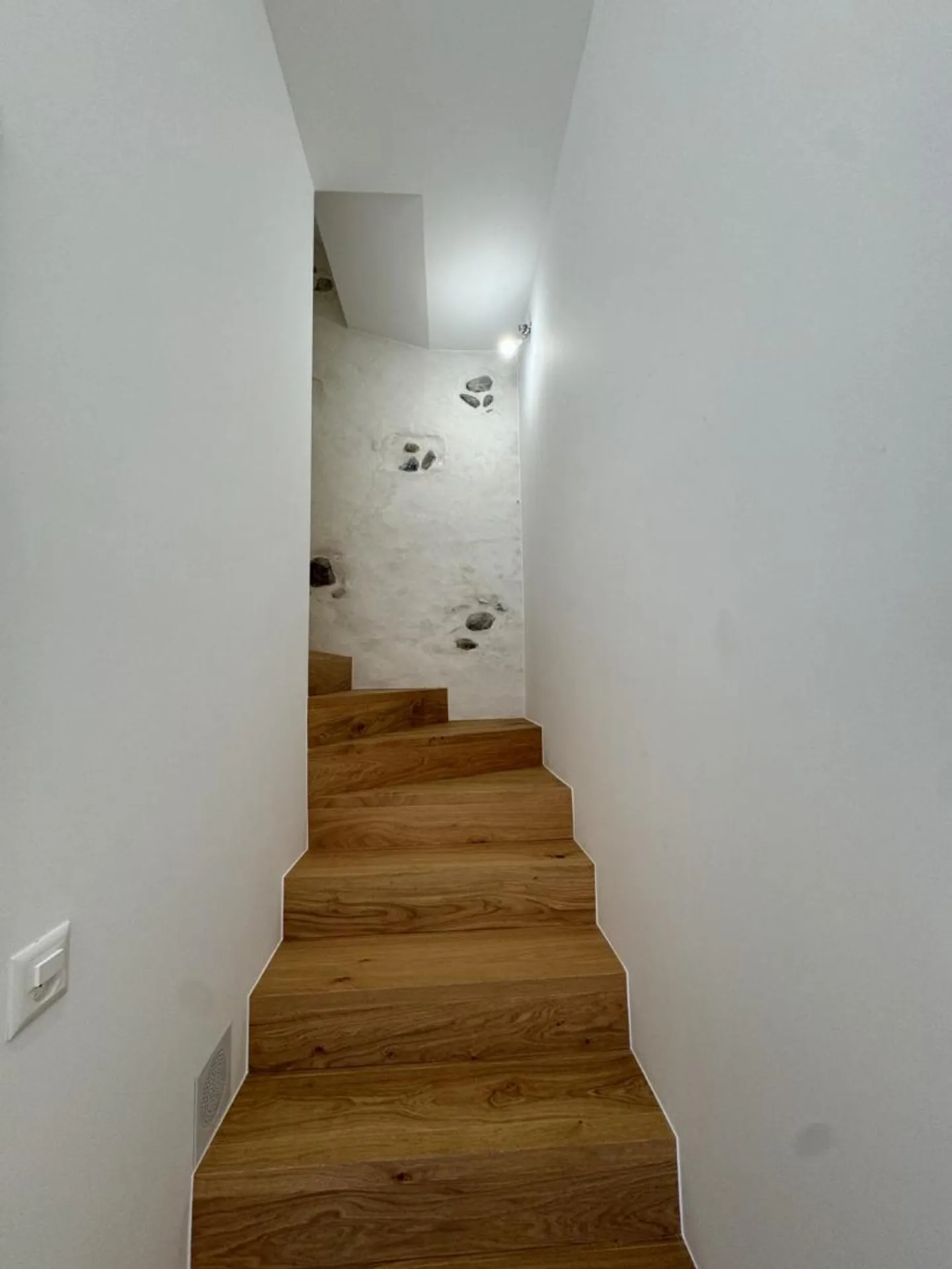 Appartement triplex entièrement rénové à vendre - Photo 3 sur 11