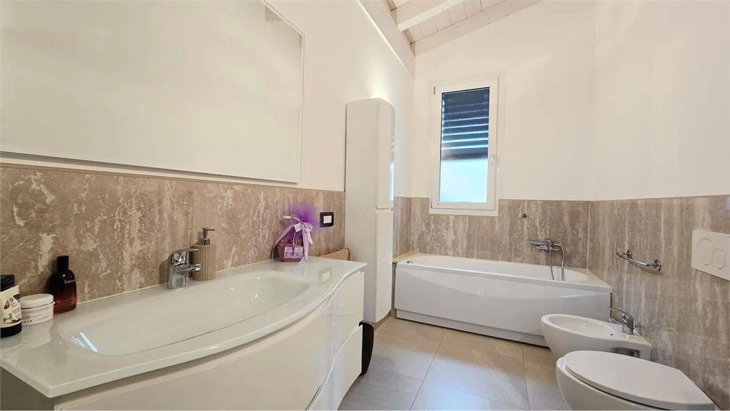 Modern Semi-Detached House with 2 Apartments - Photo 12 of 13