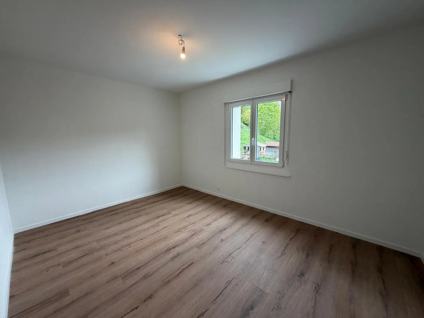 St-Imier, bellissimo appartamento con 2 camere al 1° piano, completamente ristrutturato con balcone - Foto 4 di 5