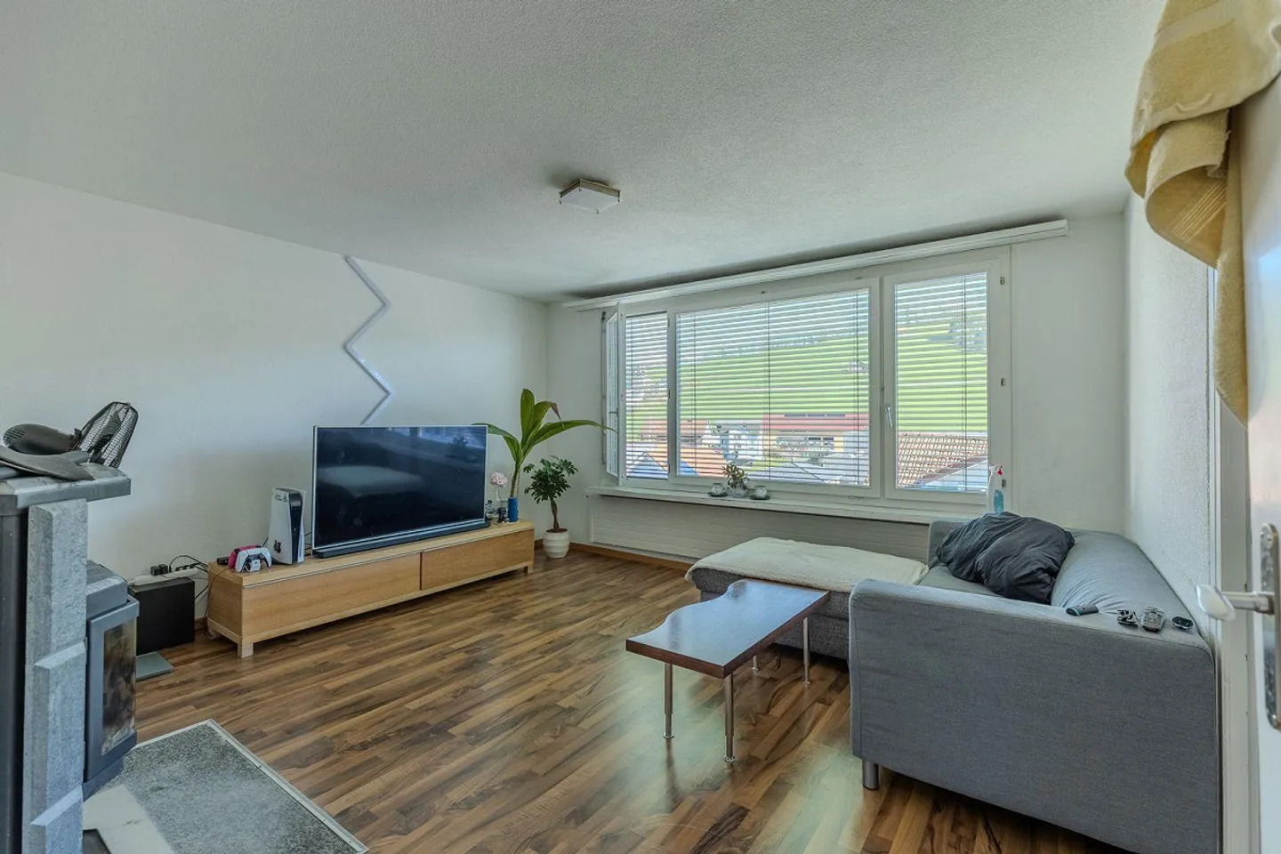 Immeuble multifamilial de 4 unités avec un rendement brut de 5,3 % dans un emplacement central - Photo 2 sur 13