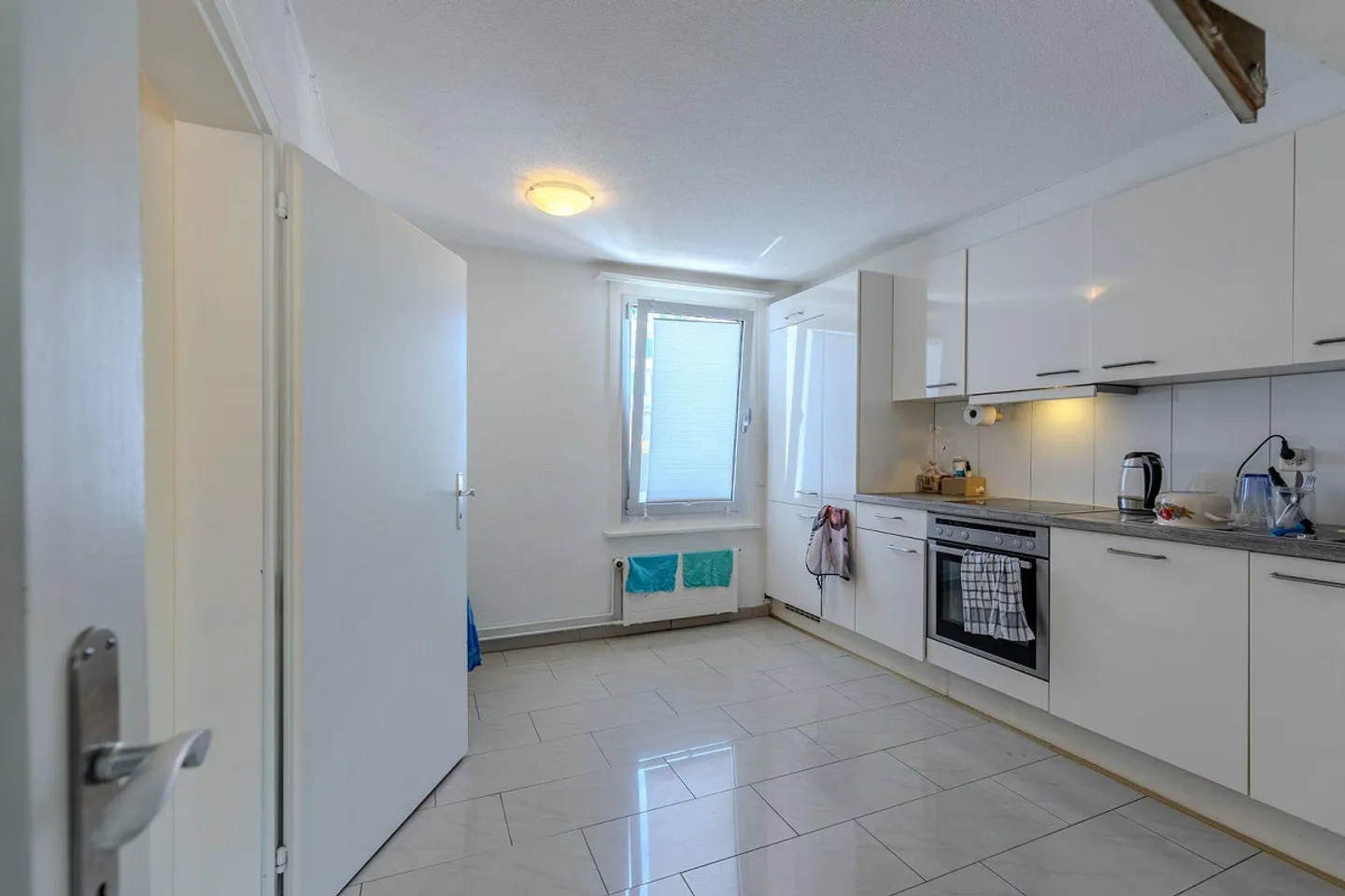 Immeuble multifamilial de 4 unités avec un rendement brut de 5,3 % dans un emplacement central - Photo 3 sur 13