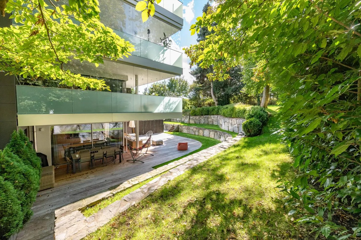 Superb 5.5-room apartment with a garden in the center of Nyon - Photo 1 of 10