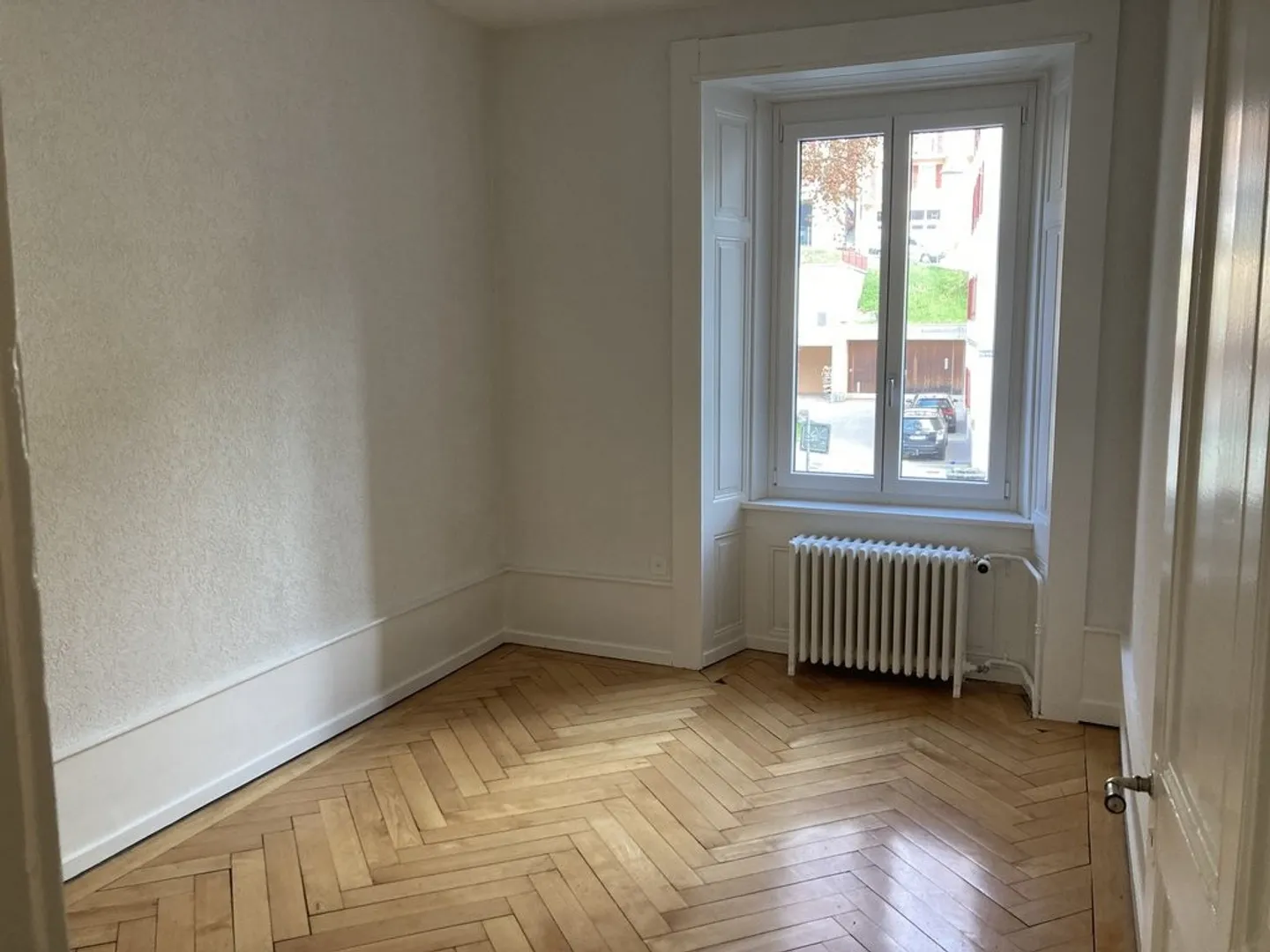 BEAUTIFUL AND SPACIOUS APARTMENT WITH CHARACTER - Photo 4 of 6