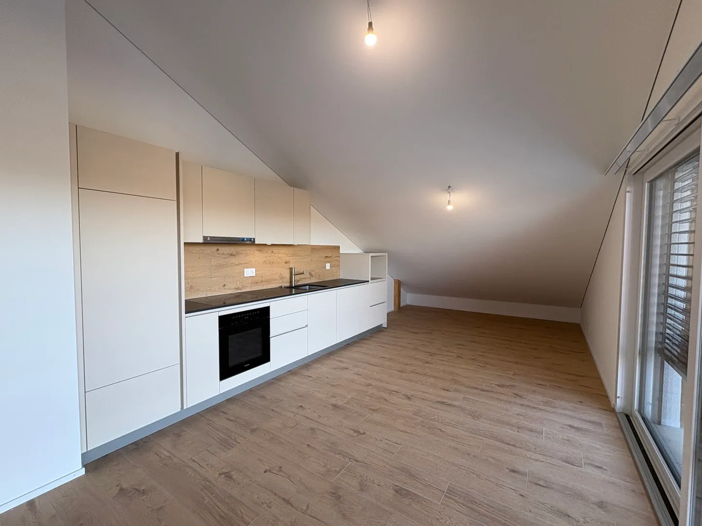 Luxurious 2.5 under the roof, close to all amenities - Photo 1 of 9