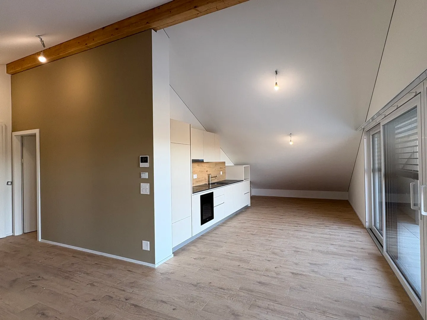 Luxurious 2.5 under the roof, close to all amenities - Photo 2 of 9