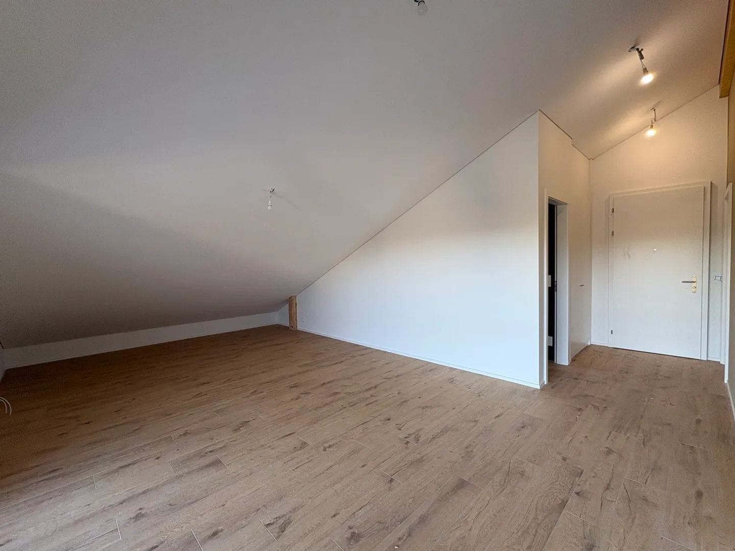 Luxurious 2.5 under the roof, close to all amenities - Photo 3 of 9