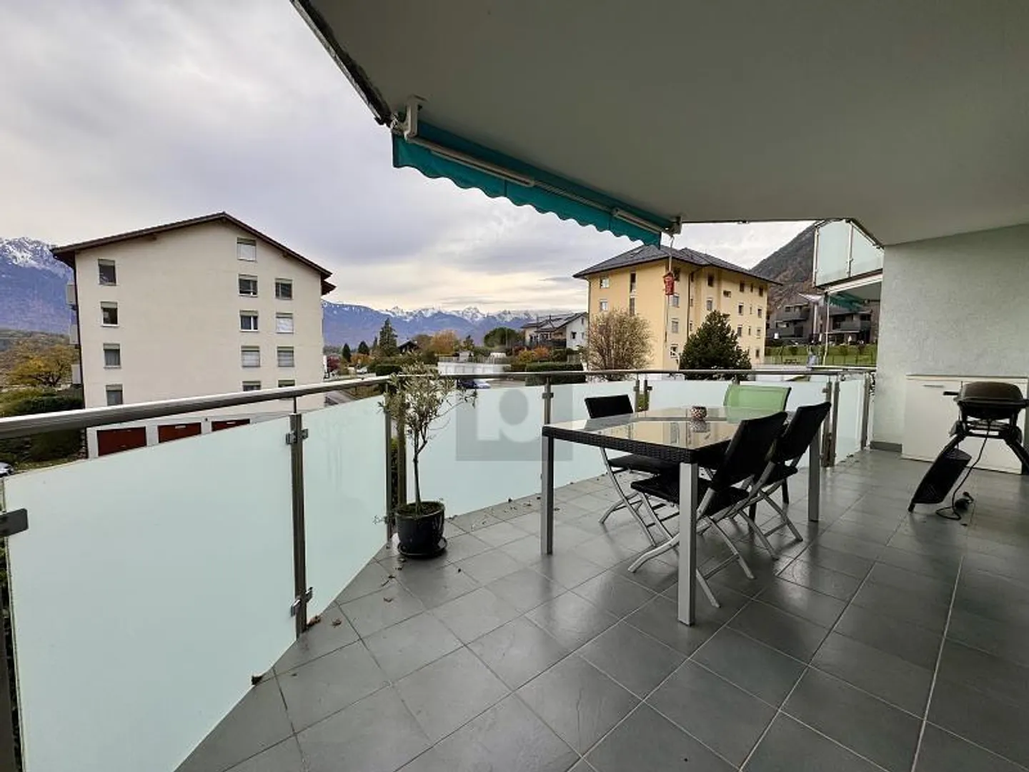 IDEALE FAMILIE MIT GERÄUMIGER TERRASSE UND BALKON - Foto 2 von 6