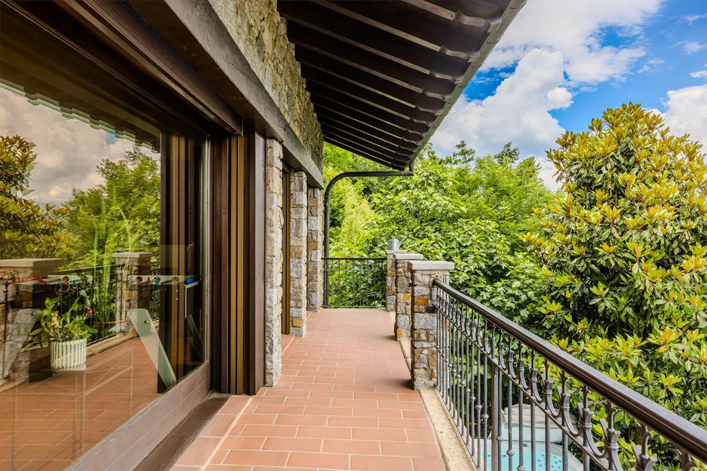 Schöne 7-Zimmer-Villa mit Seeblick, umgeben von Grün in Cimo - Bioggio - Foto 5 von 9