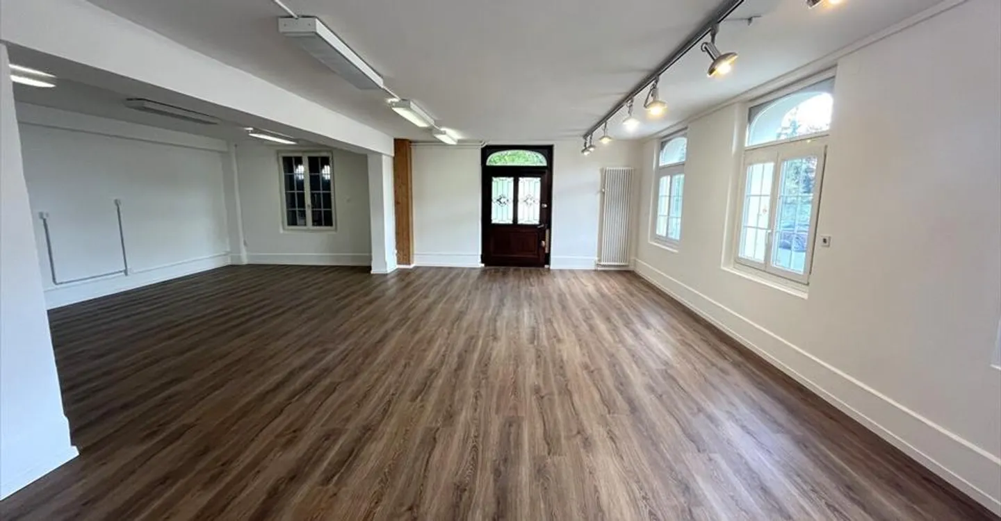 Mixed-use building for rent - Photo 1 of 5