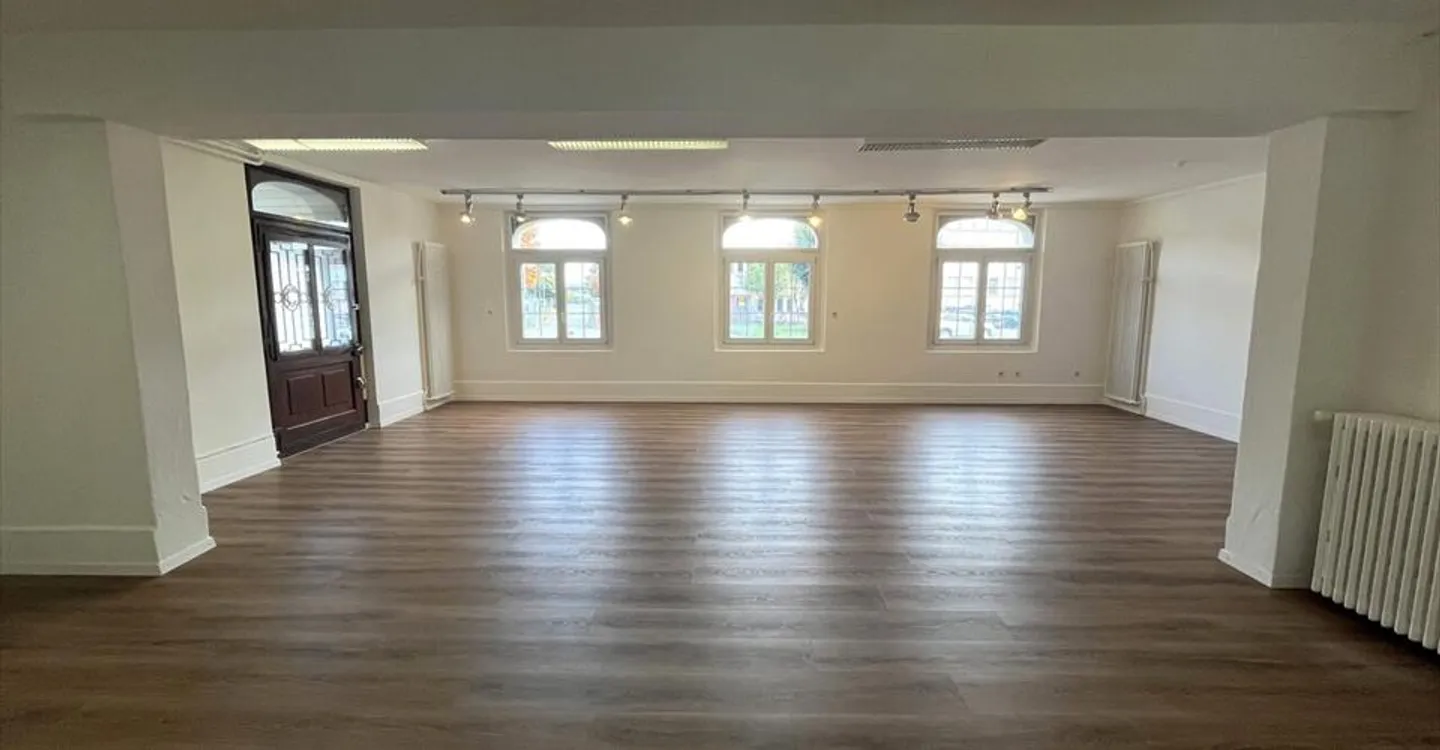 Mixed-use building for rent - Photo 2 of 5