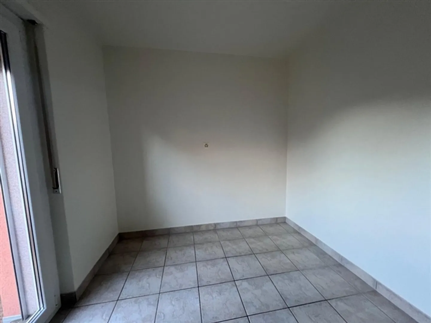 For rent 4.5 rooms on the 2nd floor - available immediately. - Photo 2 of 9