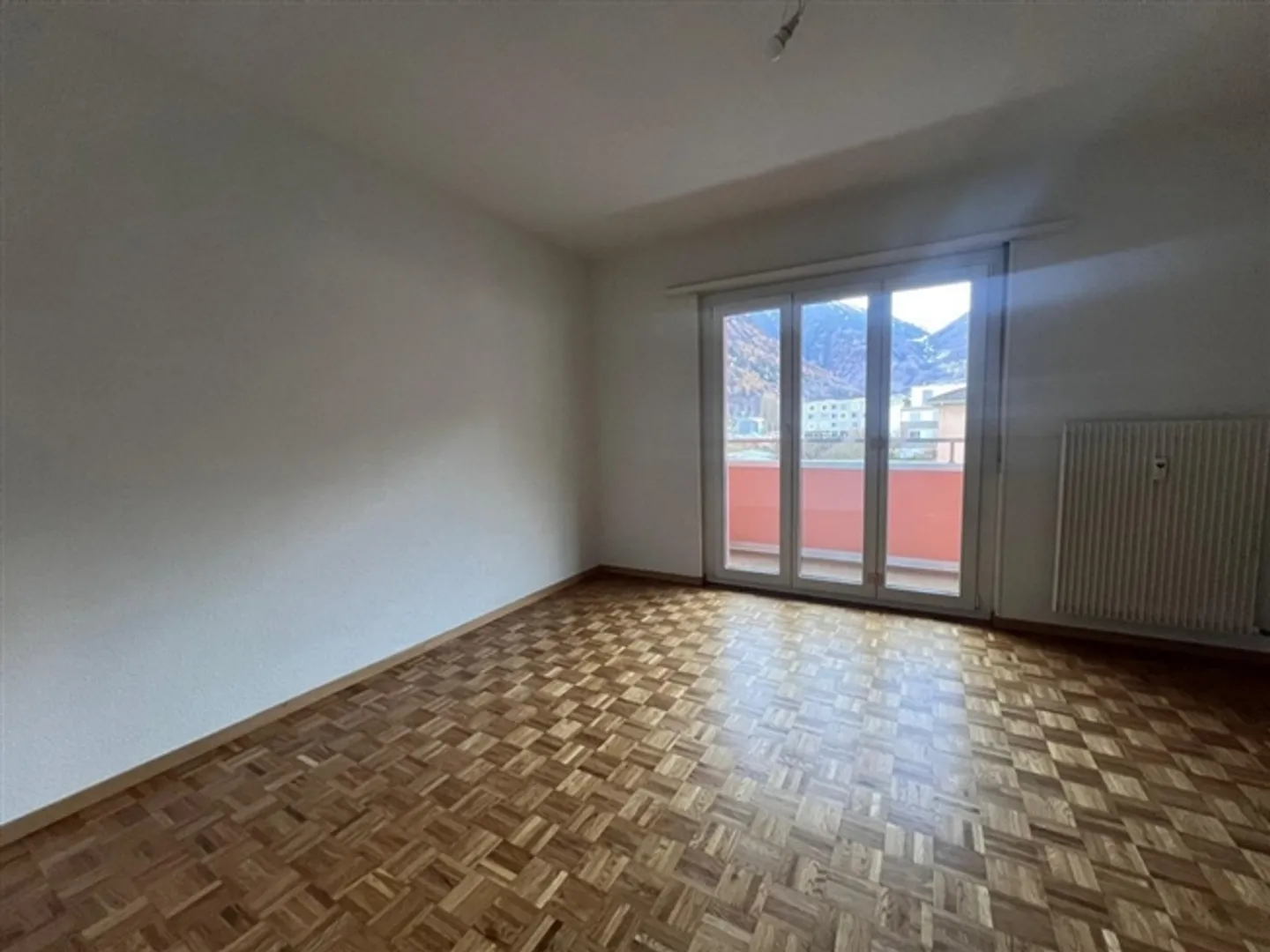 For rent 4.5 rooms on the 2nd floor - available immediately. - Photo 3 of 9