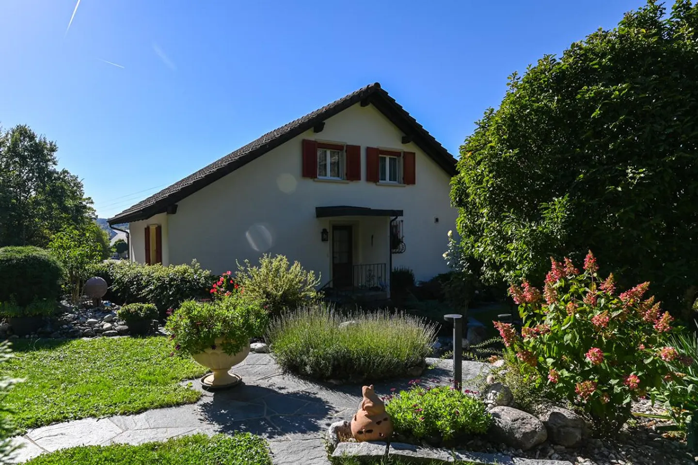 Charmantes Freistehendes Haus mit Garten - Foto 2 von 22