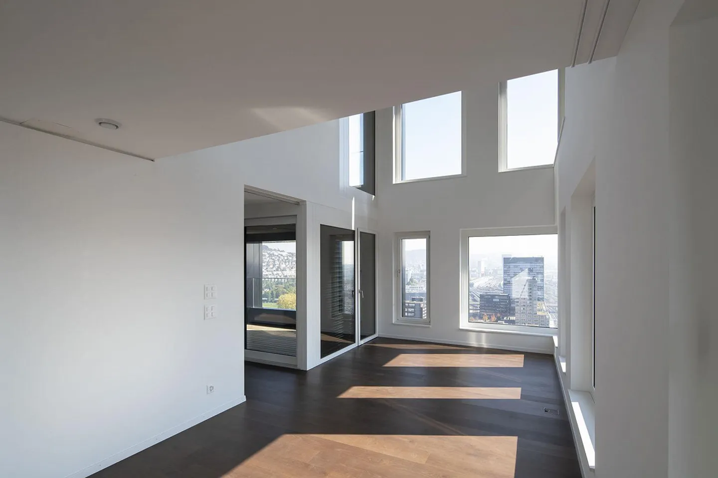 Hoch hinaus in Zürich Altstetten - Traumwohnung im 24. Stockwerk! - Photo 2 sur 10