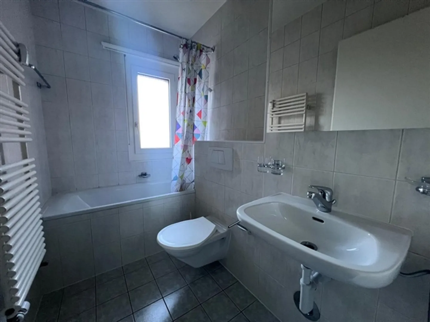 For rent 4.5 rooms on the 2nd floor - available immediately. - Photo 8 of 9