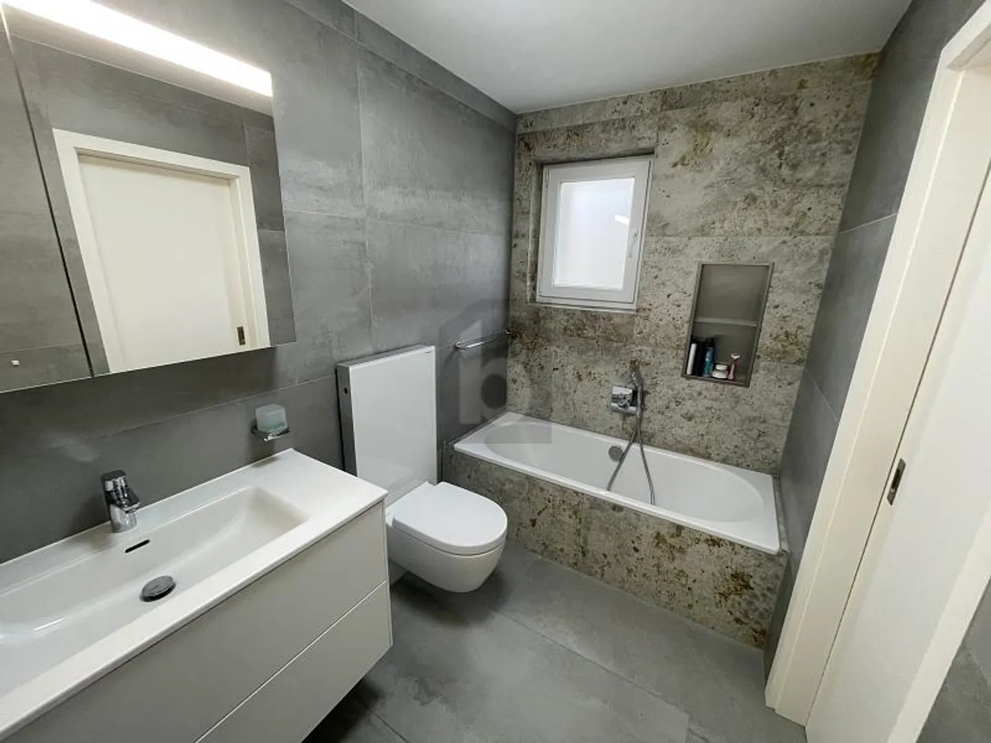 MODERNO CON GIARDINO E TERRAZZA - Foto 5 di 6