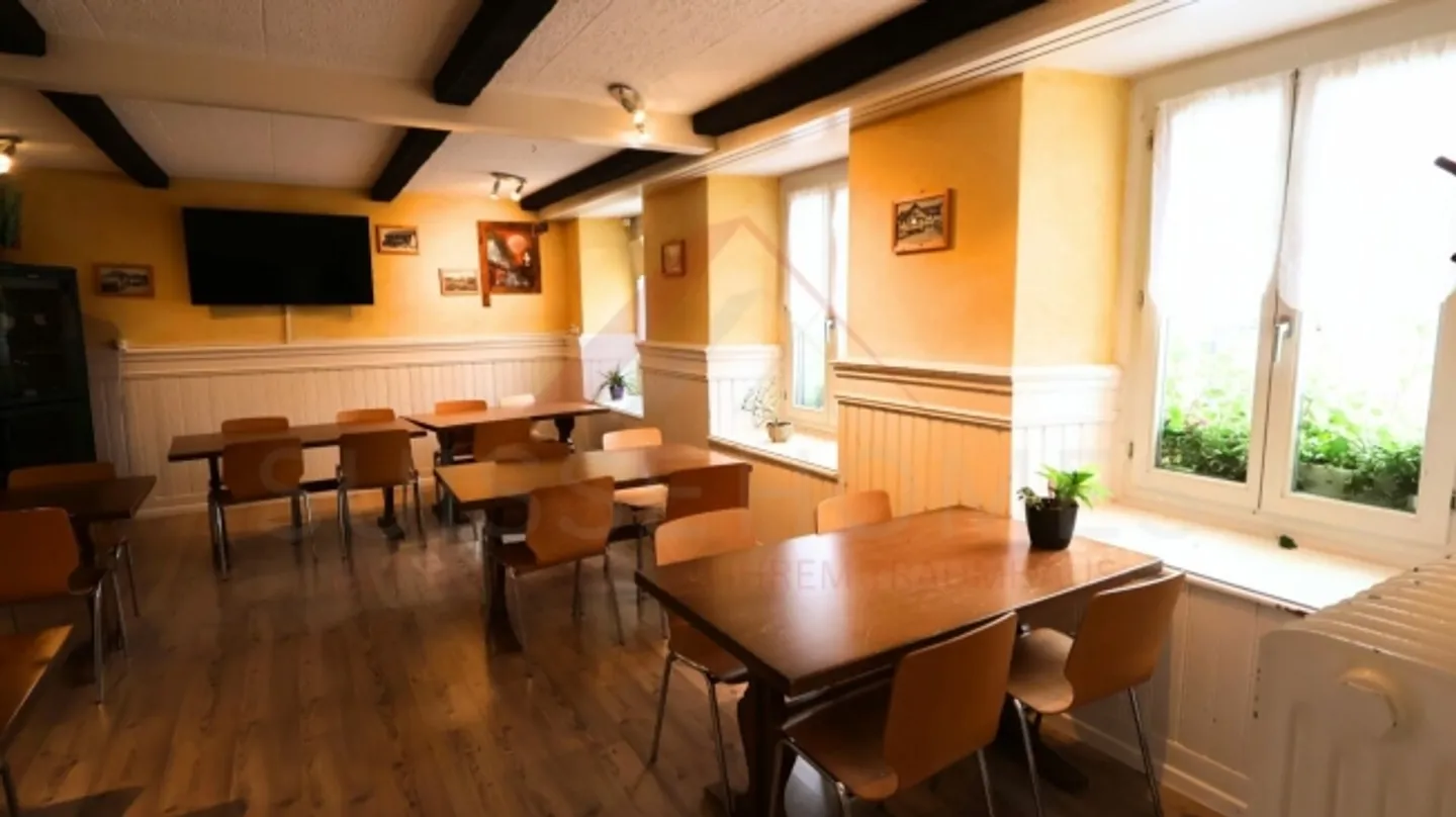 Bâtiment résidentiel et commercial attrayant avec restaurant et opportunités de développement à Plaffeien - Photo 9 sur 20