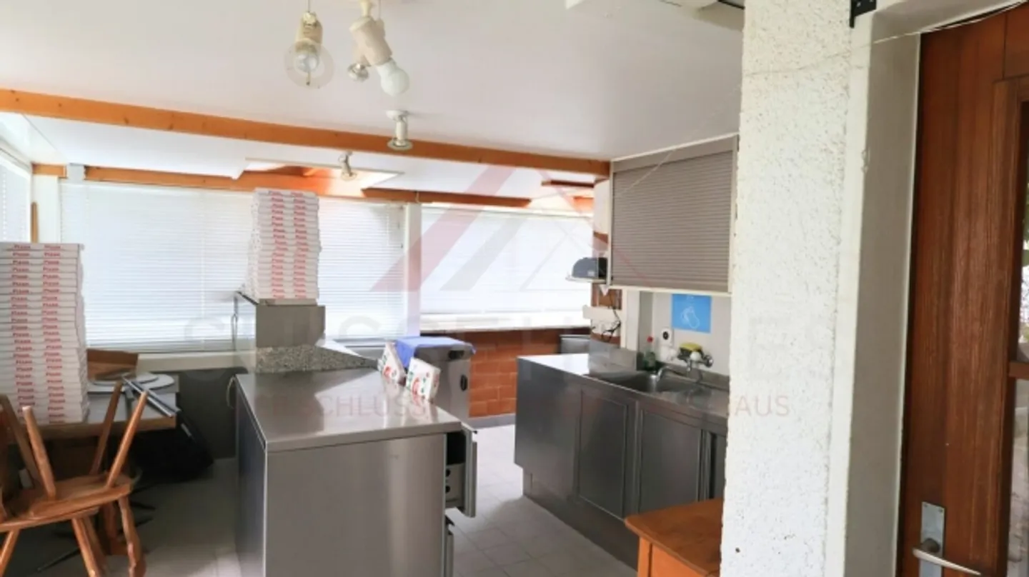 Bâtiment résidentiel et commercial attrayant avec restaurant et opportunités de développement à Plaffeien - Photo 6 sur 20