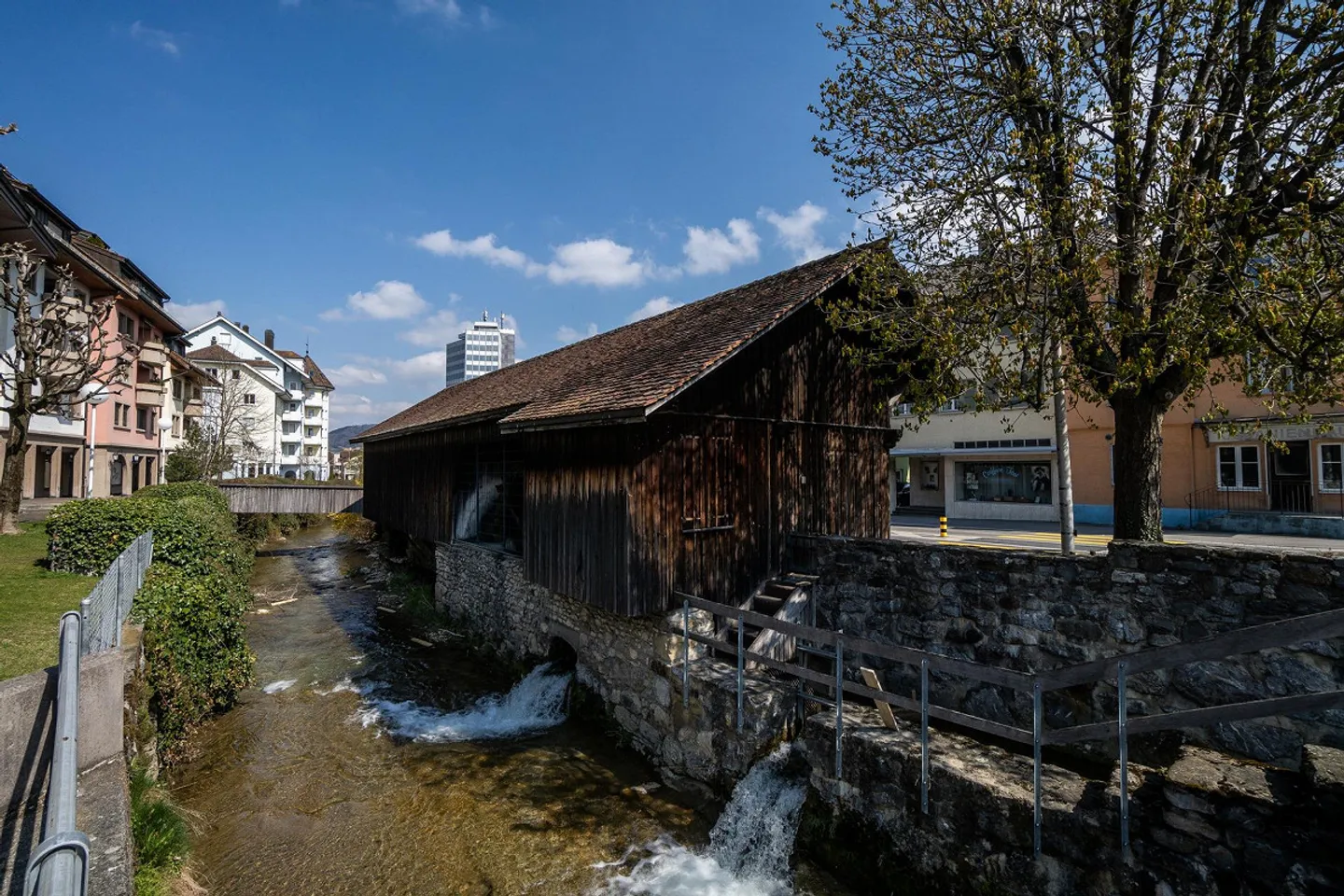 moderno, unico, con campo sportivo e piscina all'aperto nelle vicinanze - Foto 12 di 13
