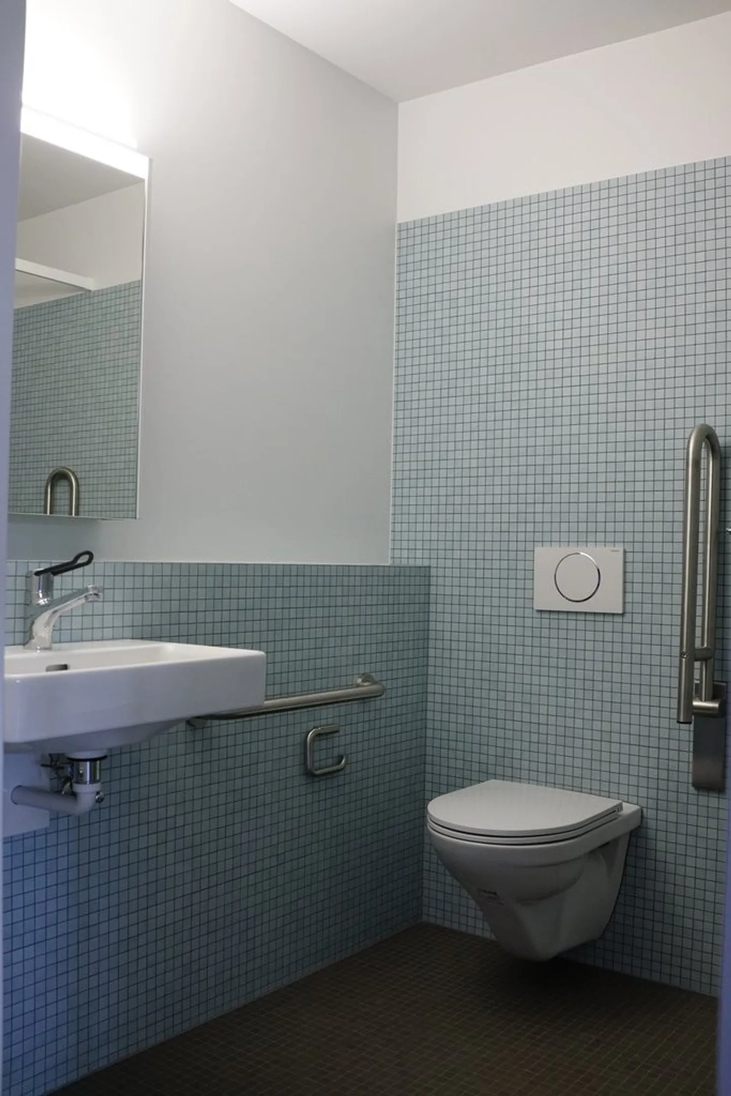 NICE ACCOMMODATION CLOSE TO ALL AMENITIES RENOVATED - Photo 4 of 8