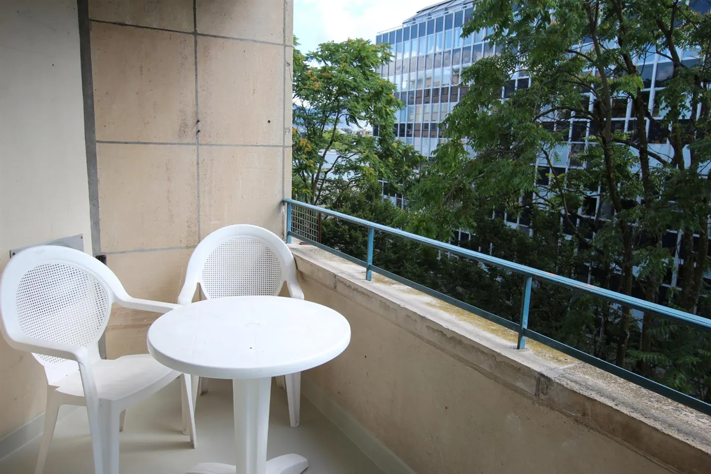 Luxury Apartment Near Lake - Photo 5 of 7