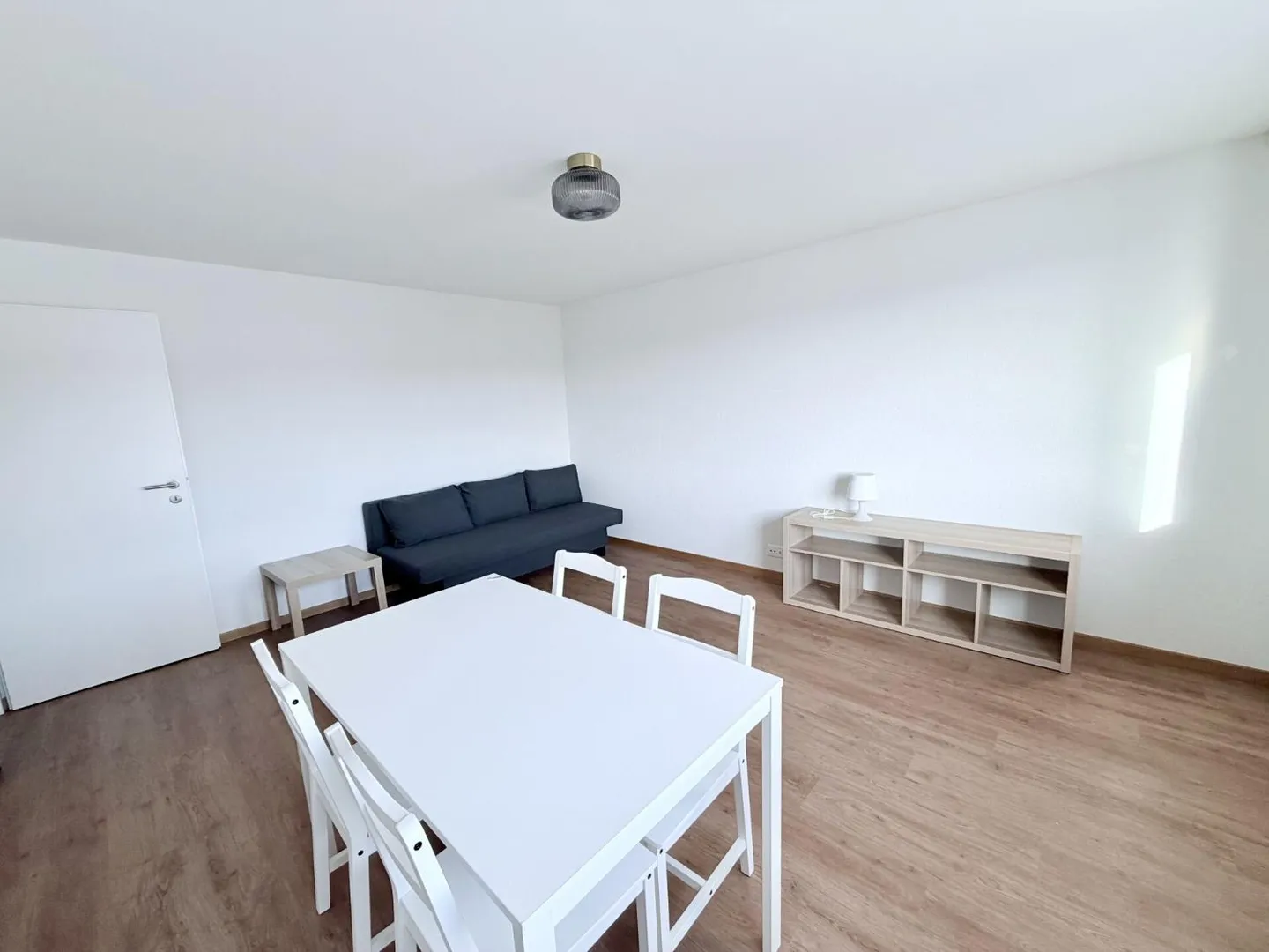 Renoviert und möbliert! 2,5-Zimmer-Wohnung im 5. Stock - Foto 2 von 8