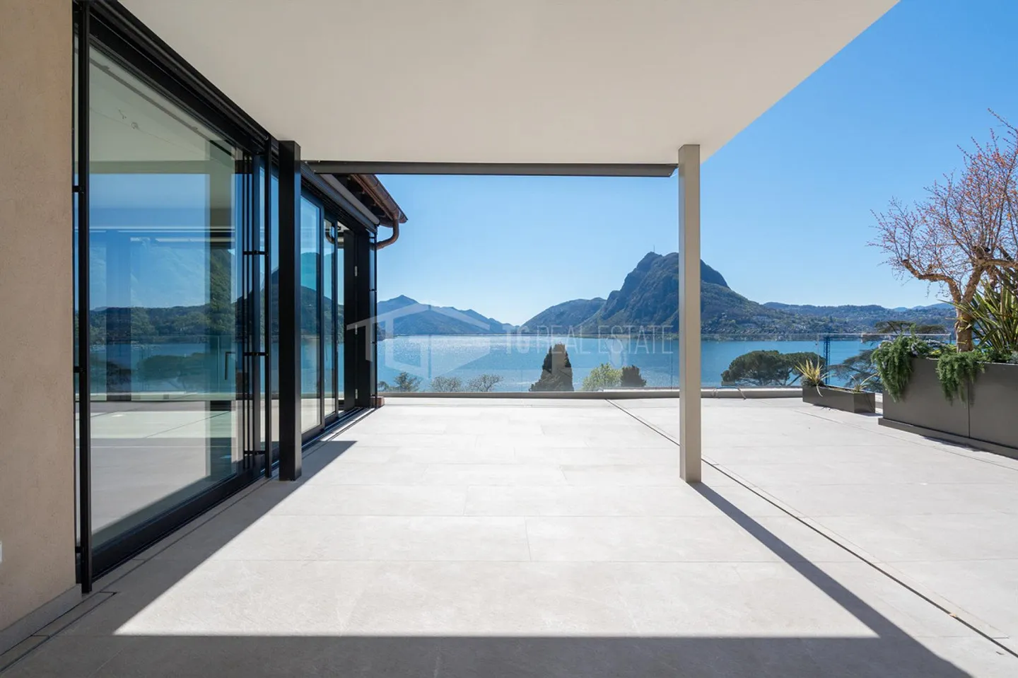 LUXURIÖSES PENTHOUSE MIT SPEKTAKULÄREM SEEBLICK - Foto 3 von 5