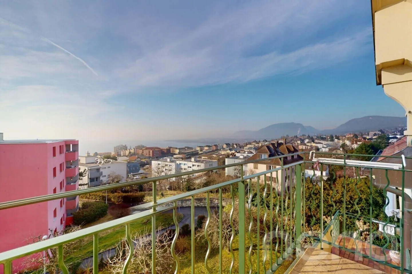 Schönes 3.5-Zimmer-Apartment im letzten Stock mit Balkon und Seeblick! - Foto 4 von 13