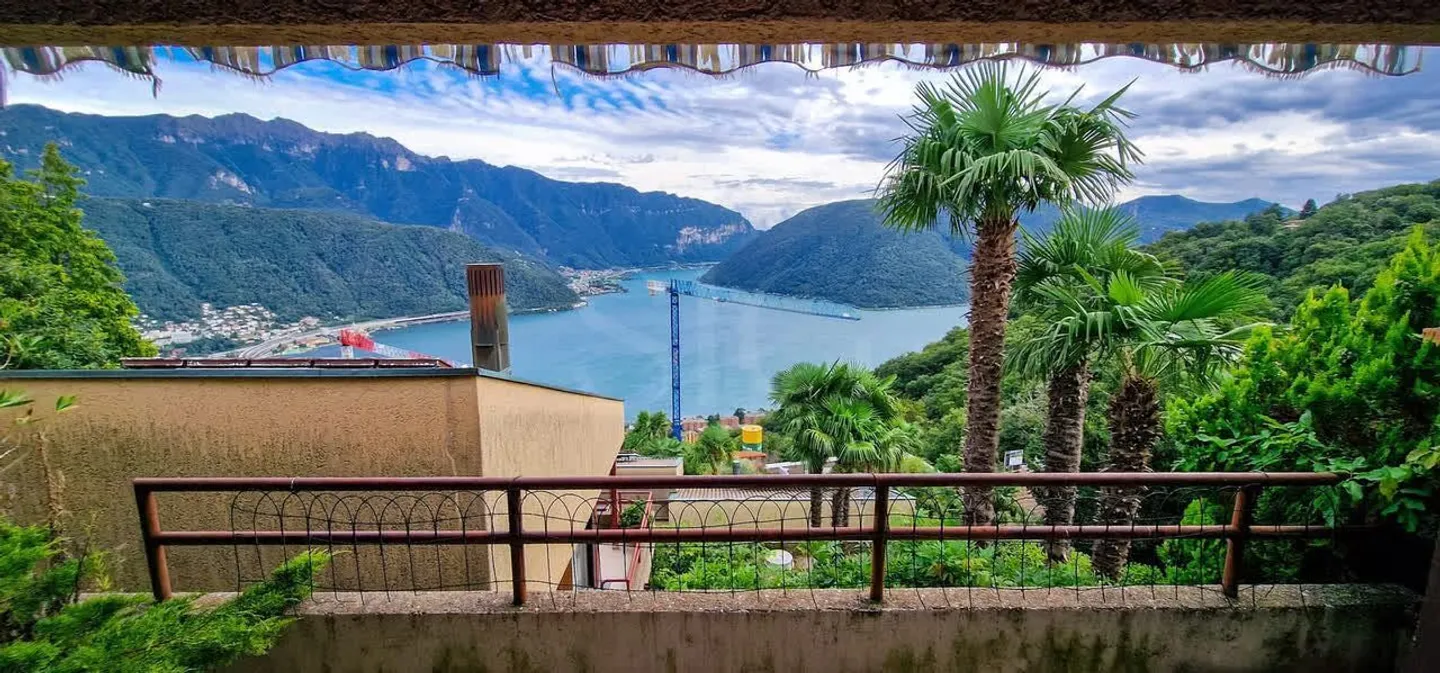Independent house with lake view - Photo 1 of 13