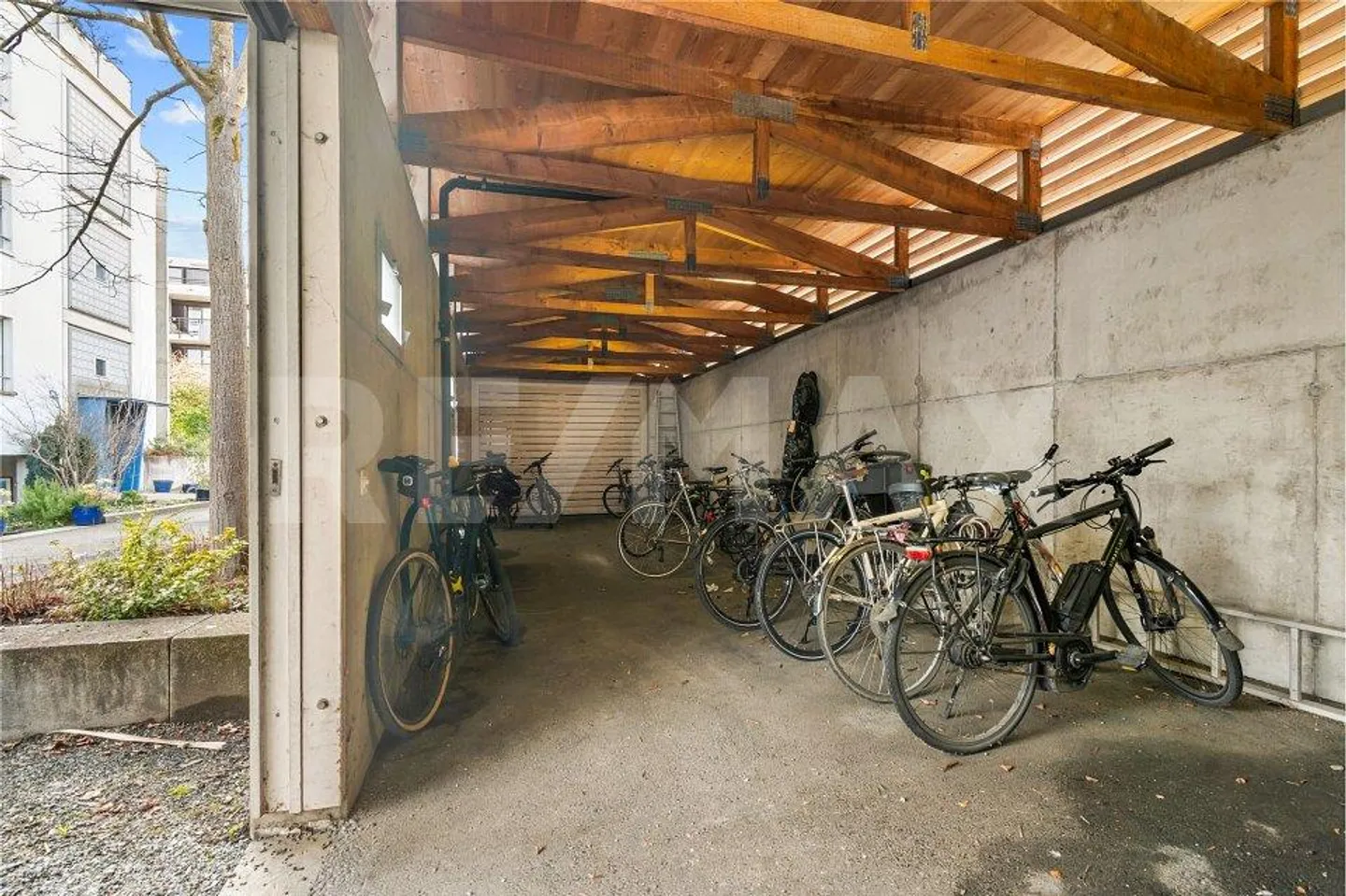 Quiet living in the city - Photo 6 of 8