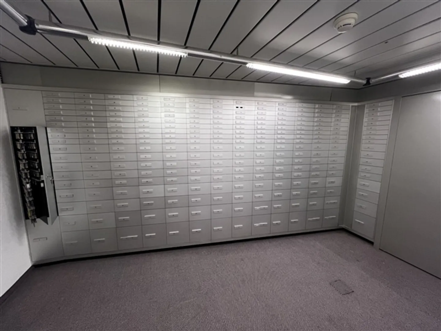 Safe room with lockers in former bank in Liestal for rent - Photo 1 of 2