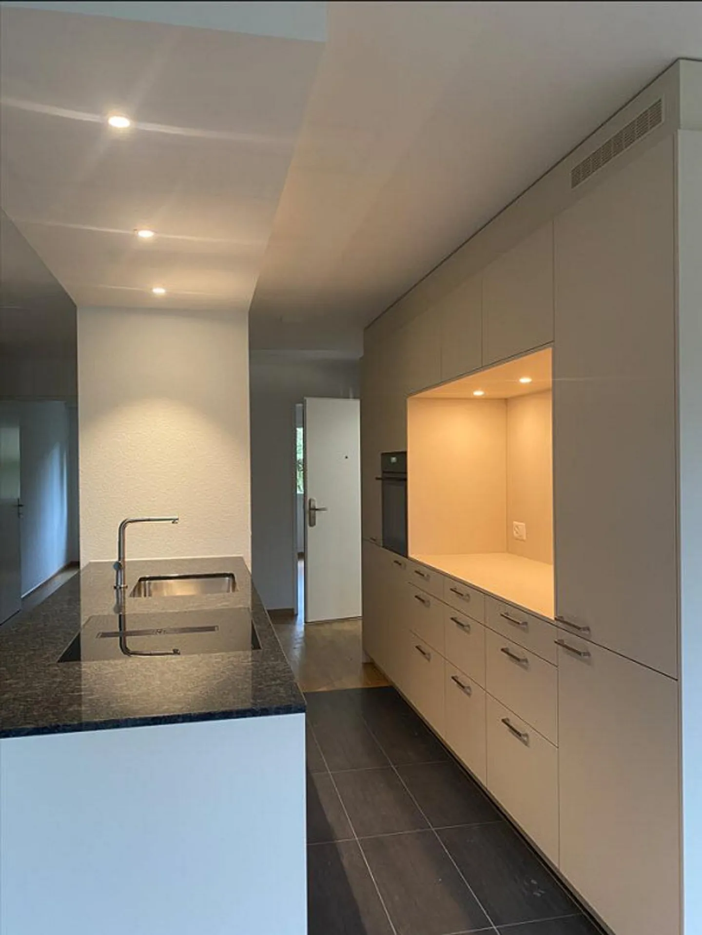 Newly renovated apartment with a view of greenery for rent - Photo 2 of 8