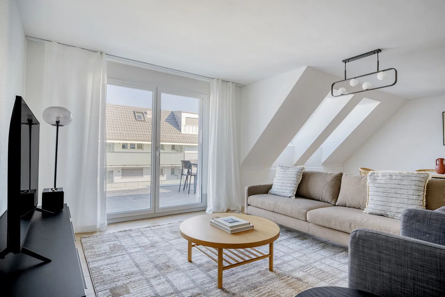Appartement en duplex spacieux avec plusieurs terrasses ! - Photo 2 sur 10
