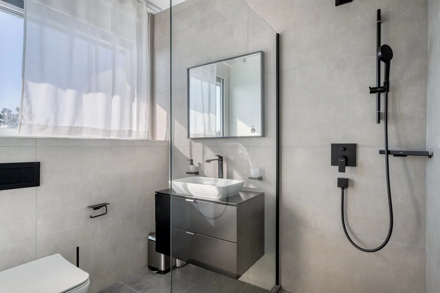 Appartement en duplex spacieux avec plusieurs terrasses ! - Photo 8 sur 10