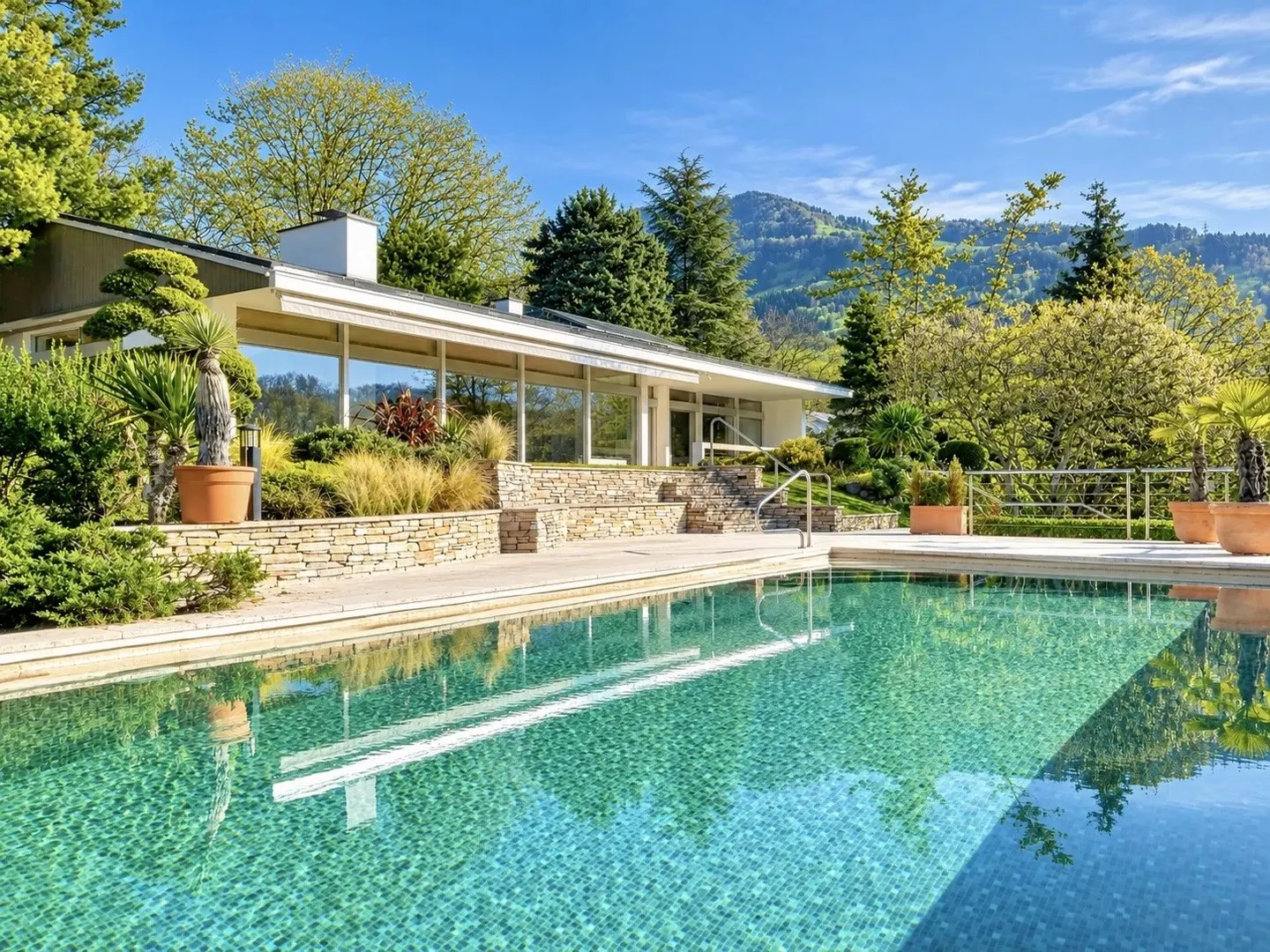 Elegante Villa mit Seeblick - Foto 1 von 13